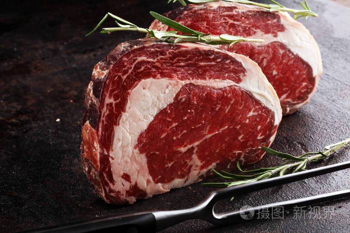 生鲜肉里脊牛排,调味料和肉叉子放在乡村b照片-正版商用图片25zw3g-摄